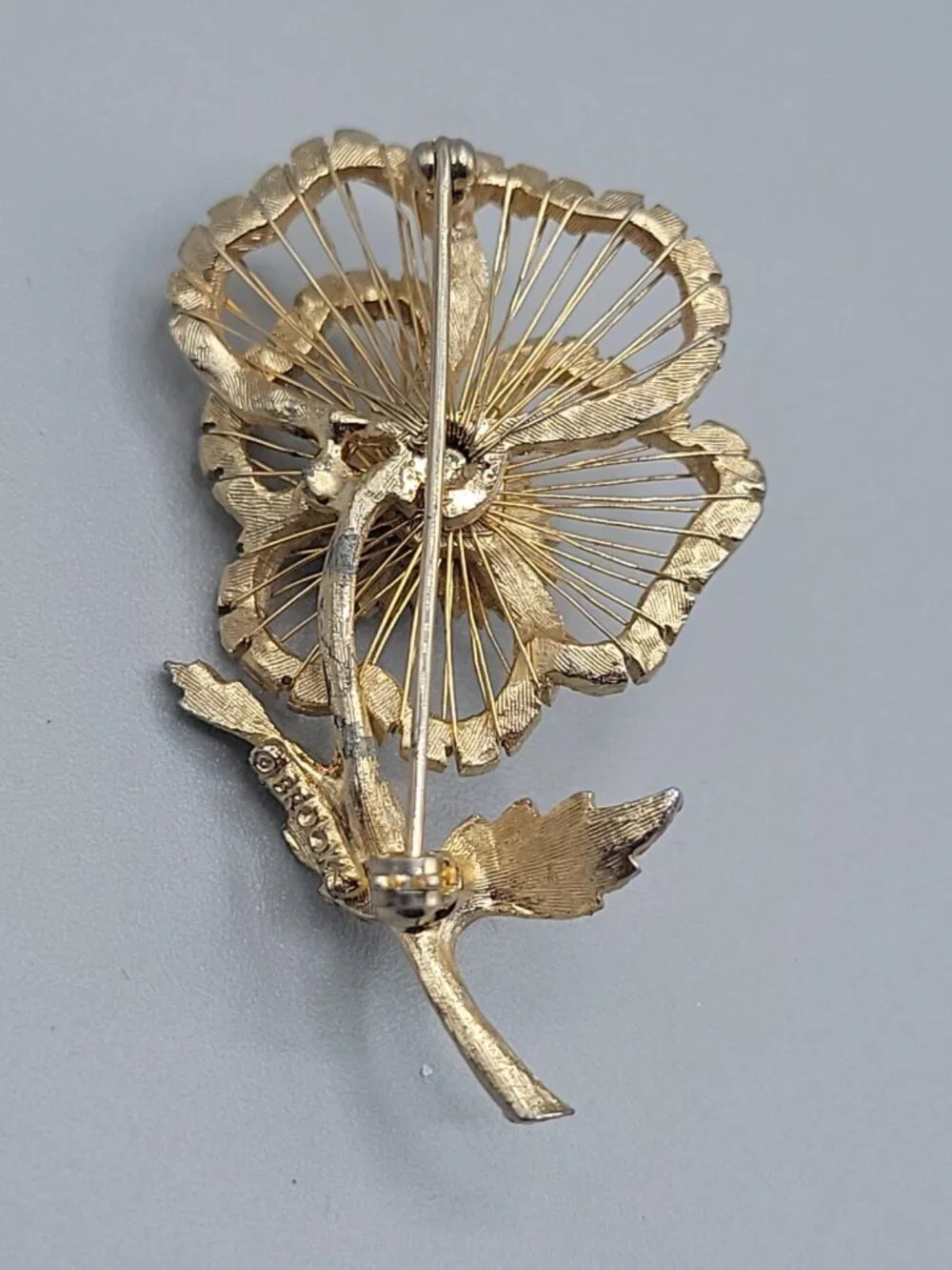 Brooks Flower Brooch Pin Gold Faux Pearl Wire Detail Prong Set Gold Tone Vintage